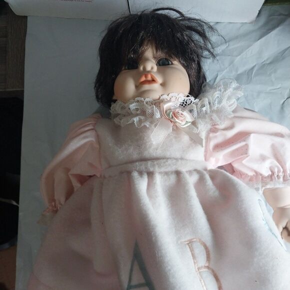 VTG. 2000 HERITAGE MINT LIFELIKE BABY, CLOTH AND VINYL, JOINTED, ORIG. CLOTHES - Picture 1 of 4